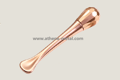 Eye cream massage stick: The secret weapon to unlock the skin's full potential around the eyes.